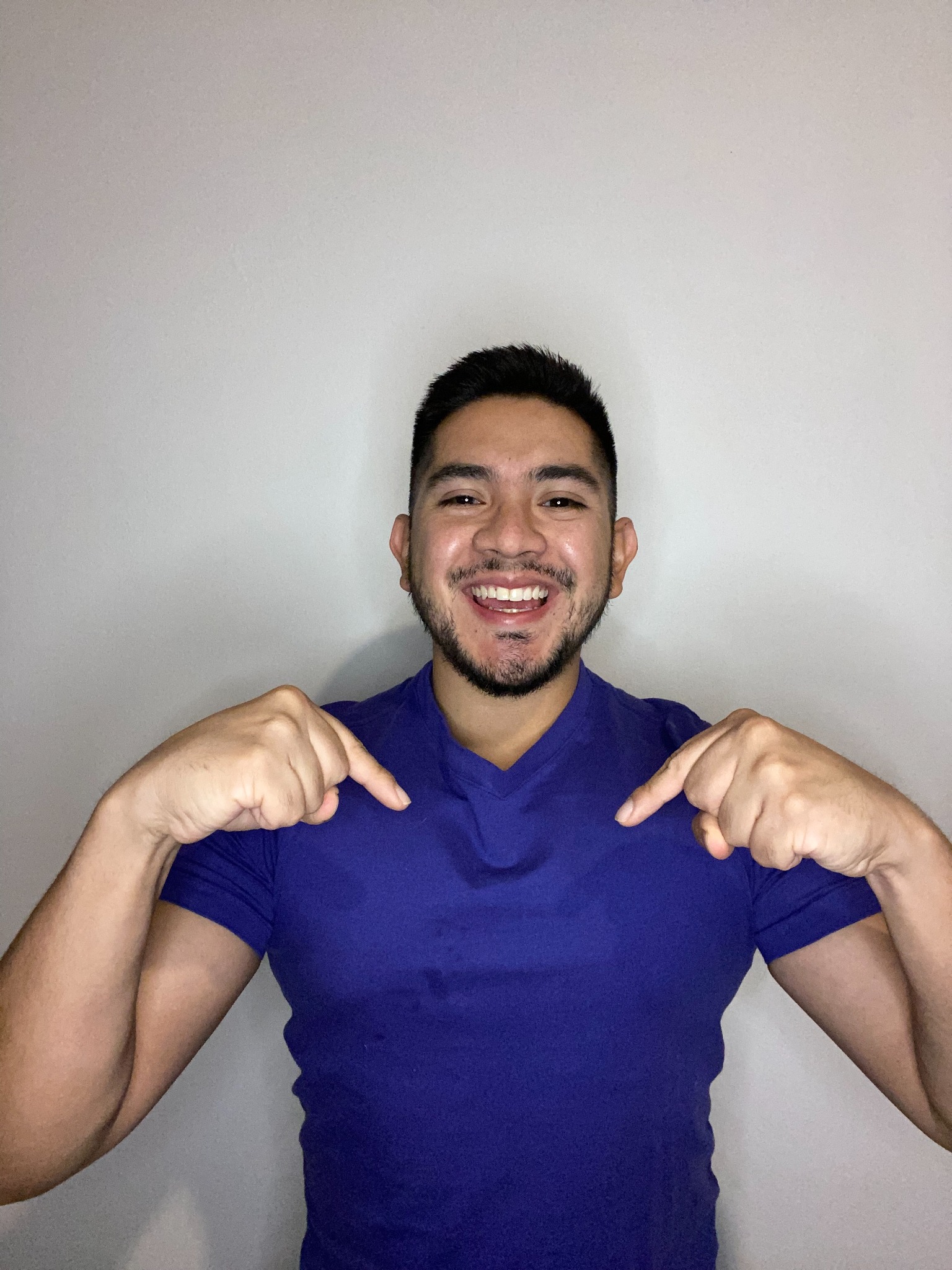 Julio Flores, profesor de español, sonriendo